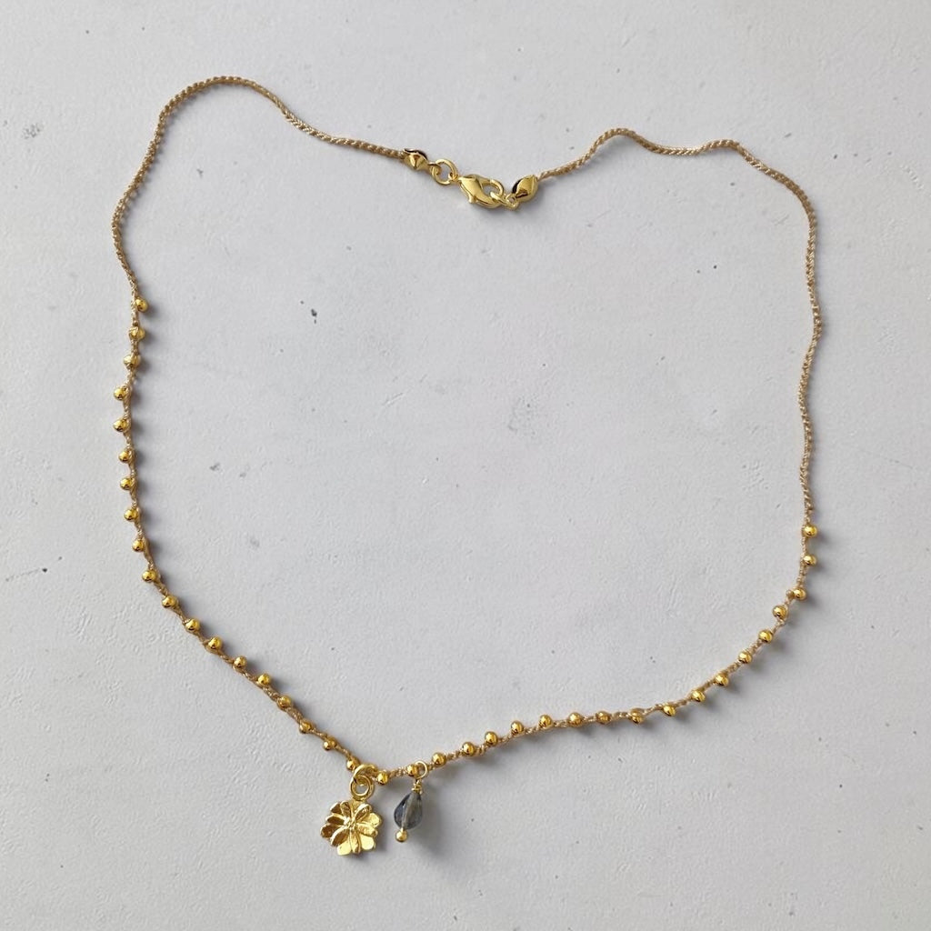 Collar tejido iolita flor oro