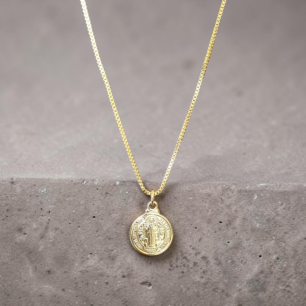 Collar medalla San Benito oro