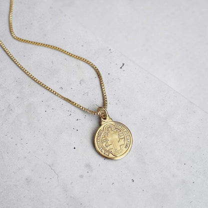 Collar medalla San Benito oro