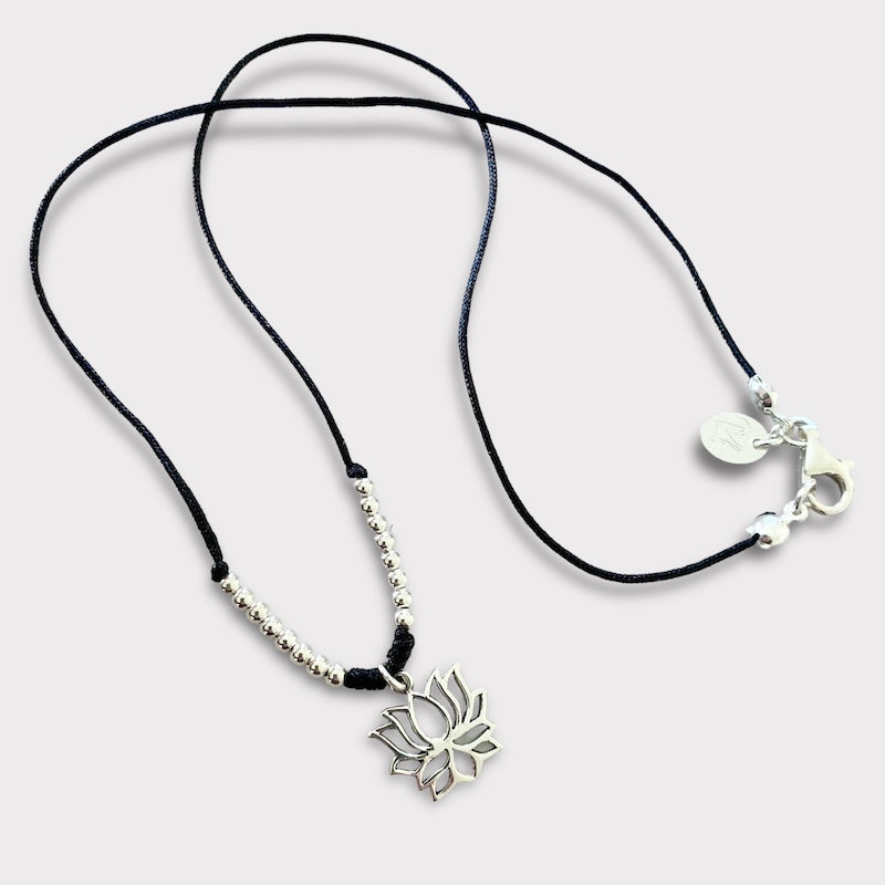 Collar hilo flor de loto plata