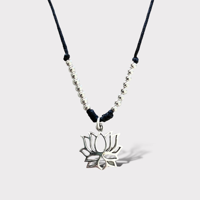 Collar hilo flor de loto plata