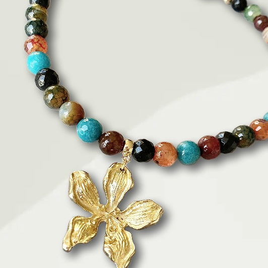 Collar piedras orquídea oro