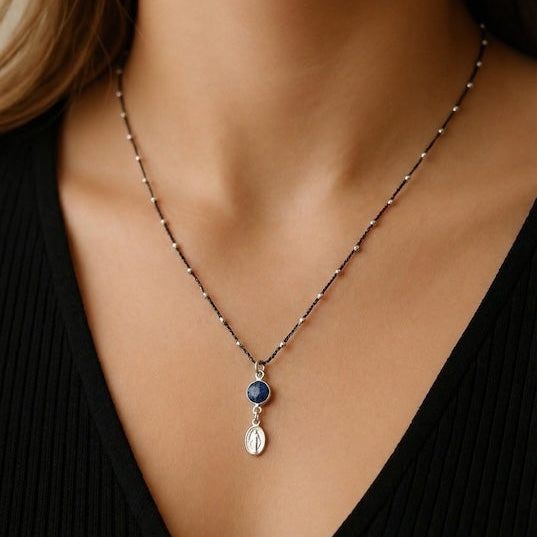 Collar tejido lapislázuli mini virgen plata