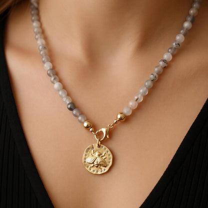 Collar piedras medalla abeja oro