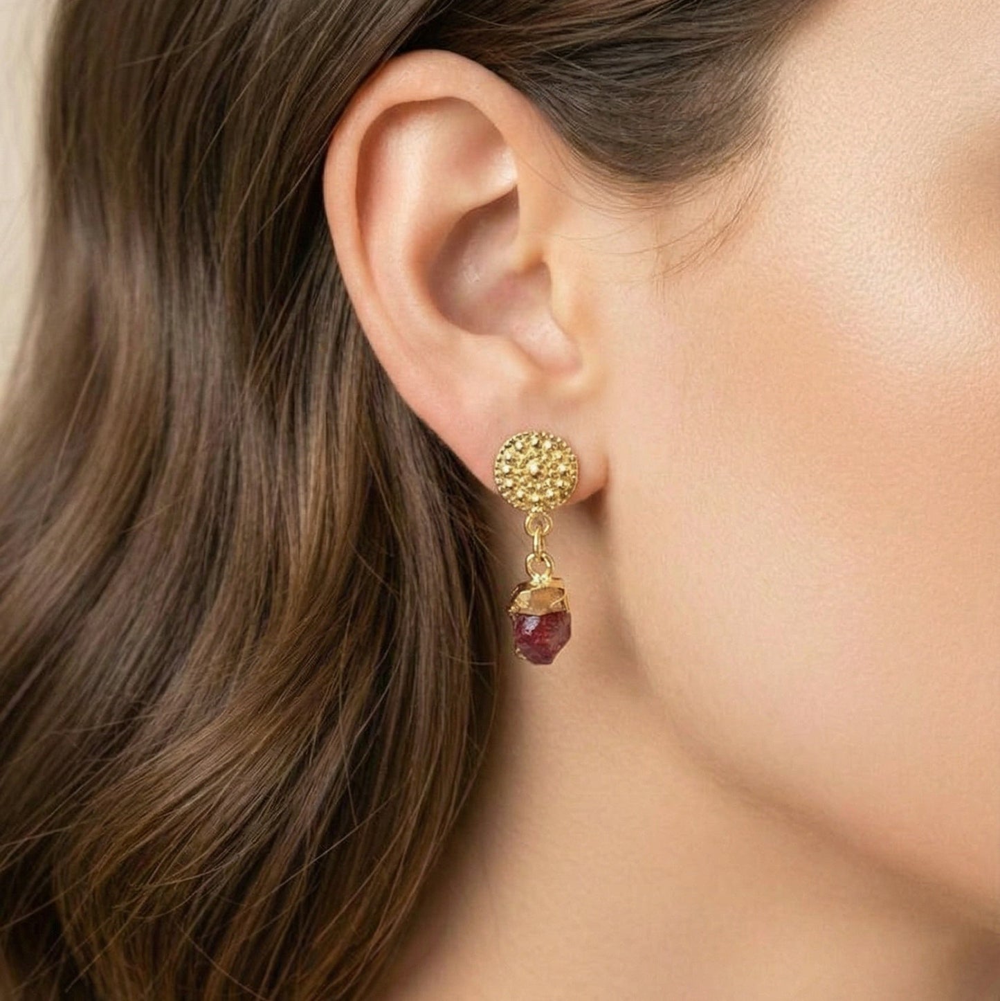 Aros mila granates en bruto oro