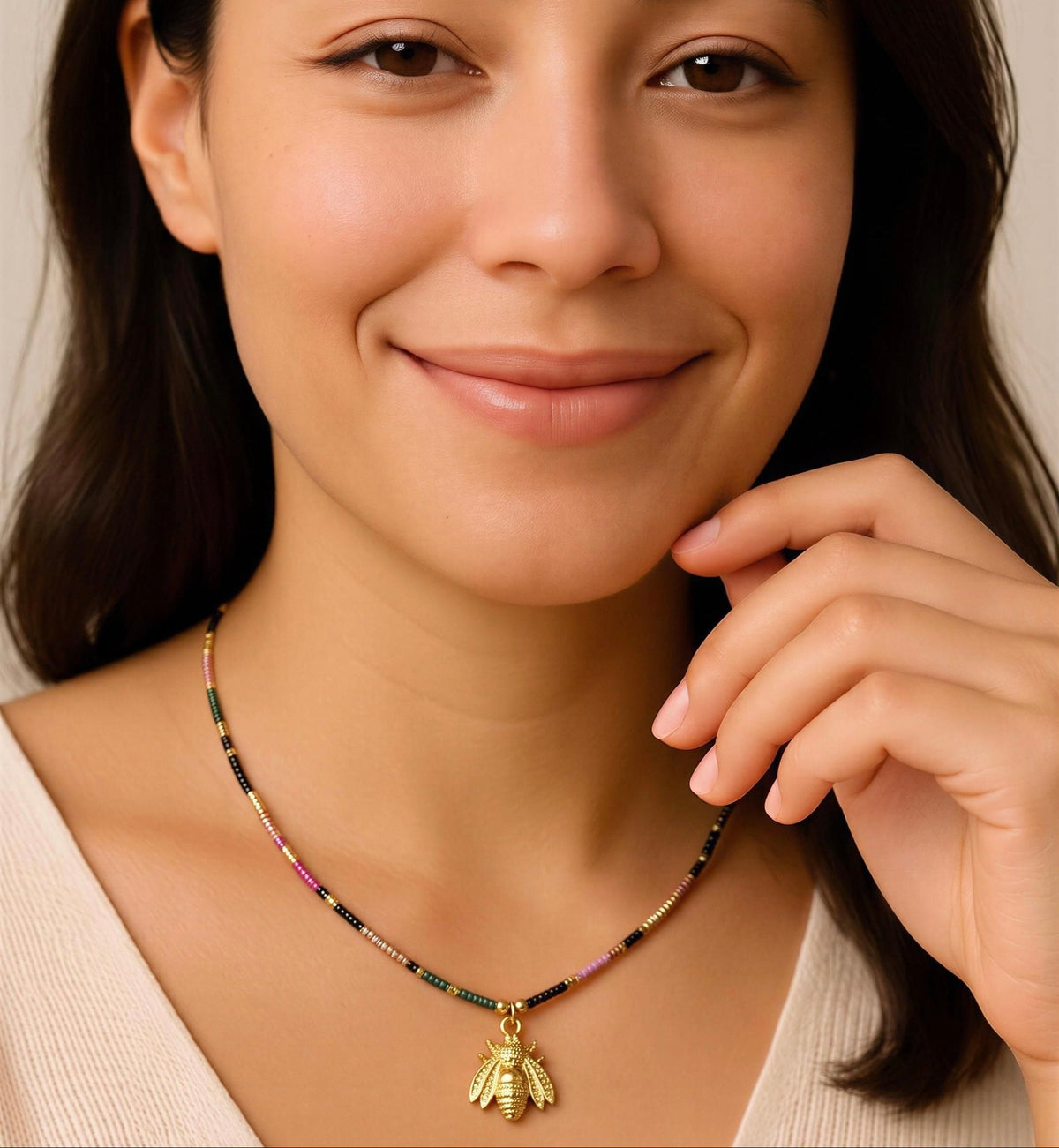 Collar tejido abeja reina oro