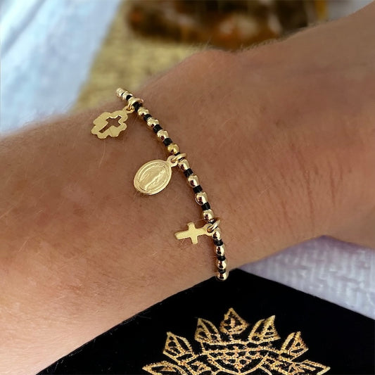 Pulsera hilo negro tres medallas oro