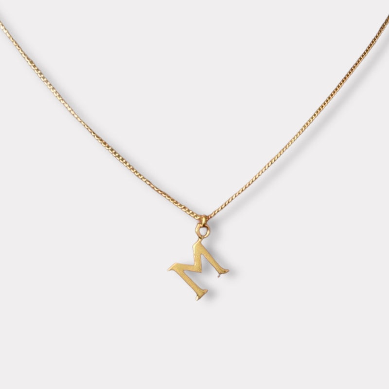 Collar letra serif oro