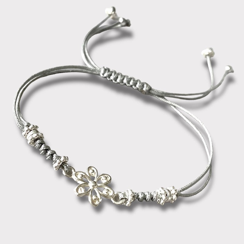 Pulsera hilo gris flor plata