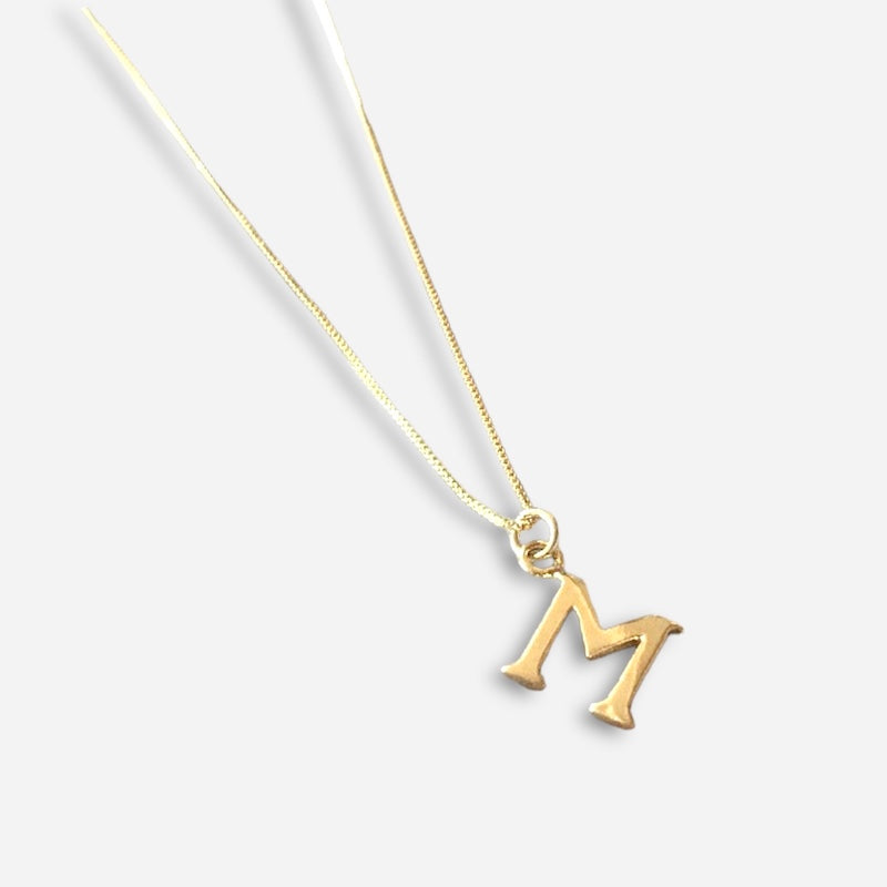 Collar letra serif oro