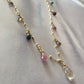 Collar corto gotas piedras oro