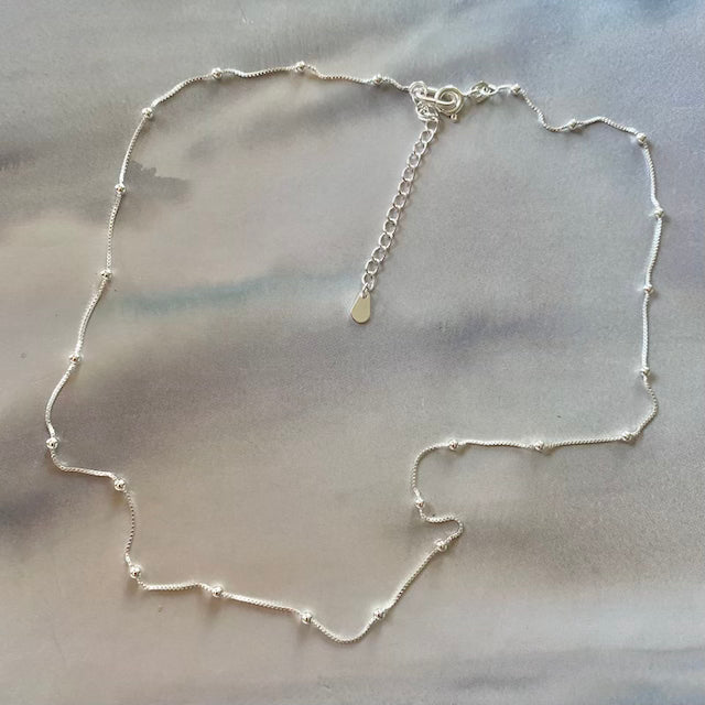 Collar bolitas plata